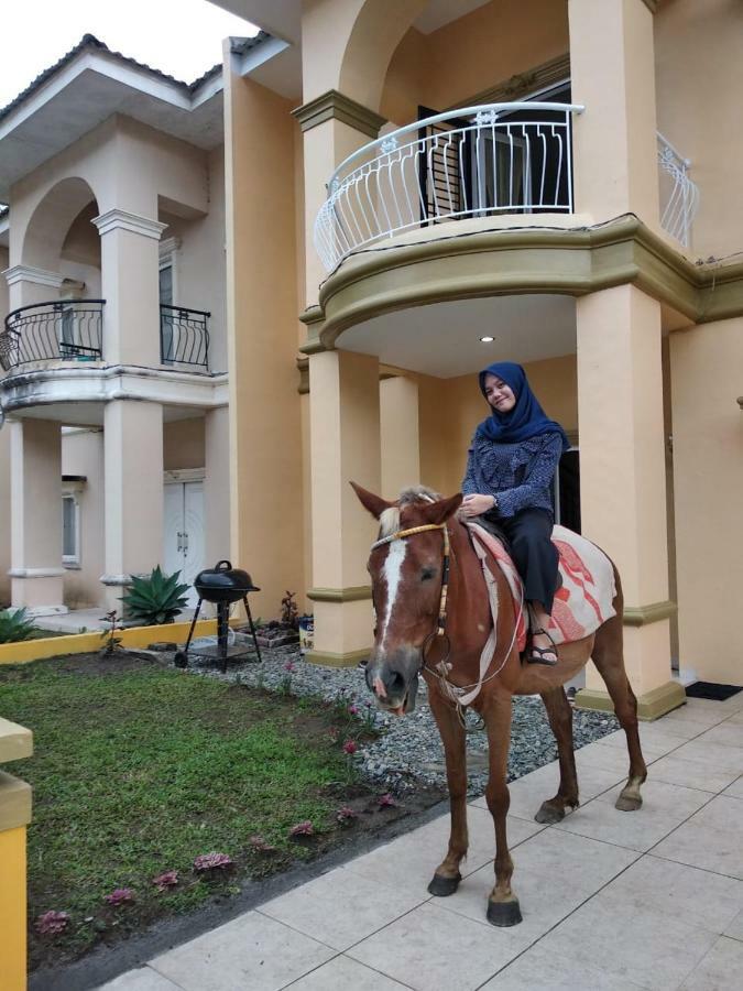 Villa Brastagi Resort Jalan Mimpin Tua Blok C No. 41 Berastagi Exterior foto